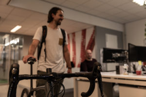 Coen met fiets op kantoor - Carl Stahl