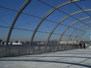 New-York-Public-School-210-cable-mesh-rooftop-enclosure-carl-stahl-decorcable