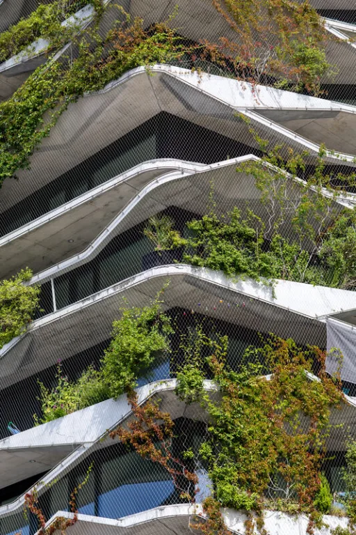 garden-tower-carl-stahl-safety-cable-mesh-greenery-facade (3) Carl Stahl cable mesh safety greenery facade at Garden Tower Wabern.